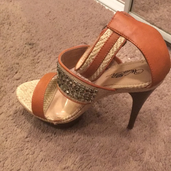 Tan heels - Picture 4 of 4